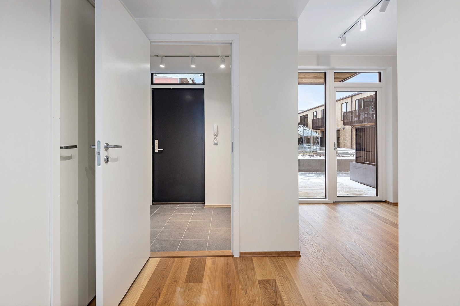 Fra kjøkkenet har du egen terrasse dør ut mot felles bakgård. Galleribilde