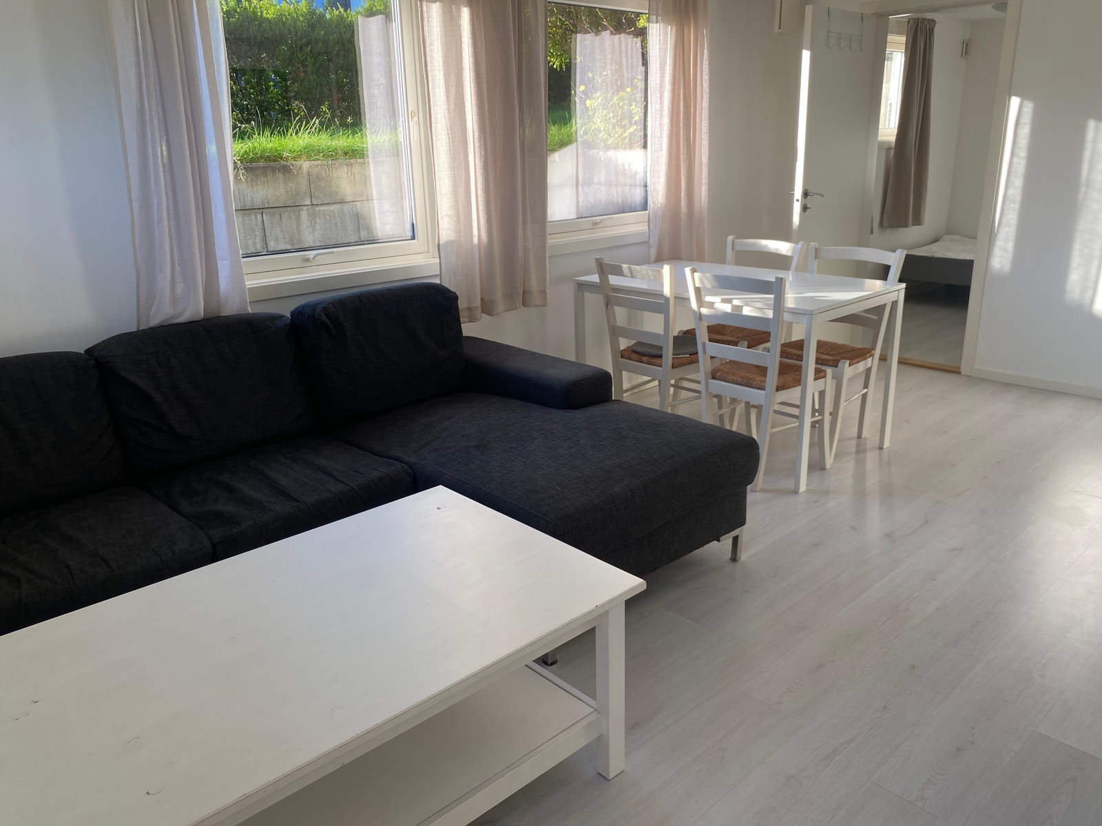 Romslig og lys stue Galleribilde