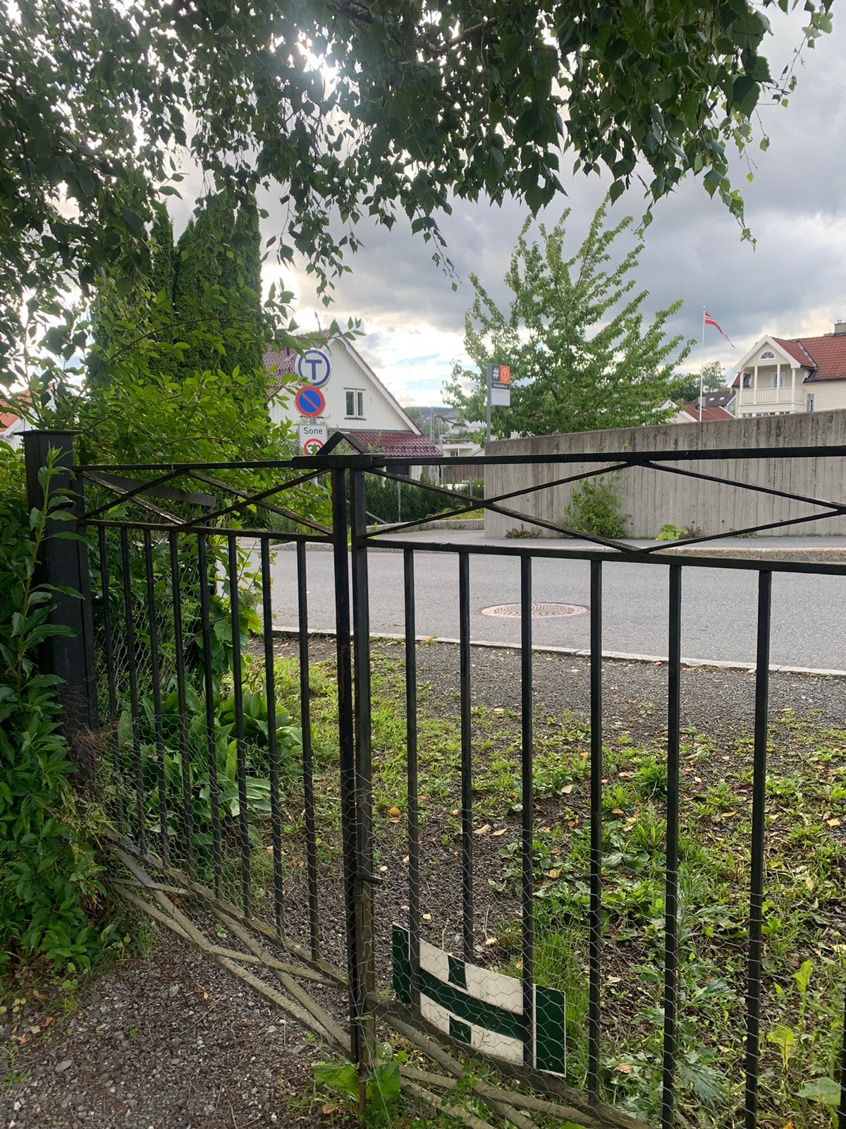 Nedgang til T-banen tvers over veien Galleribilde