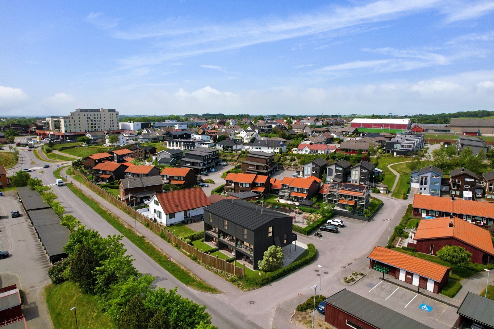 Rekkehusene har et tiltalende og moderne uttrykk. (Illustrasjonsbilde, avvik kan forekomme). Galleribilde