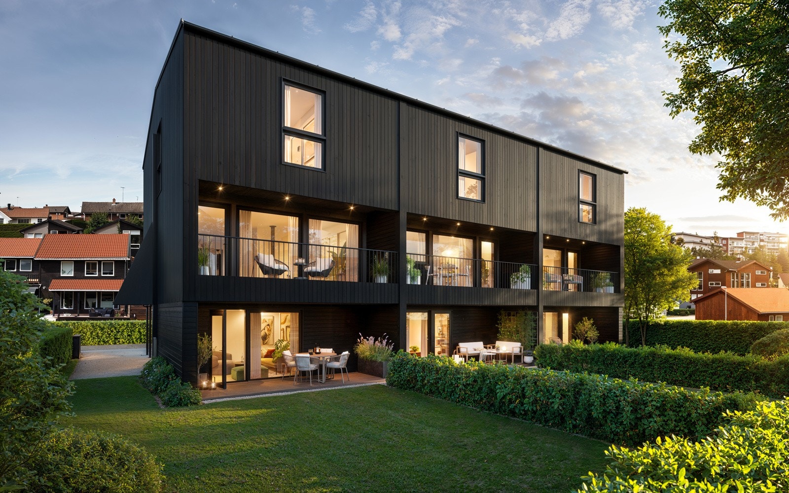 Boligen har lune, solfylte utesteder med takoverbygg. (Illustrasjonsbilde, avvik kan forekomme). Galleribilde