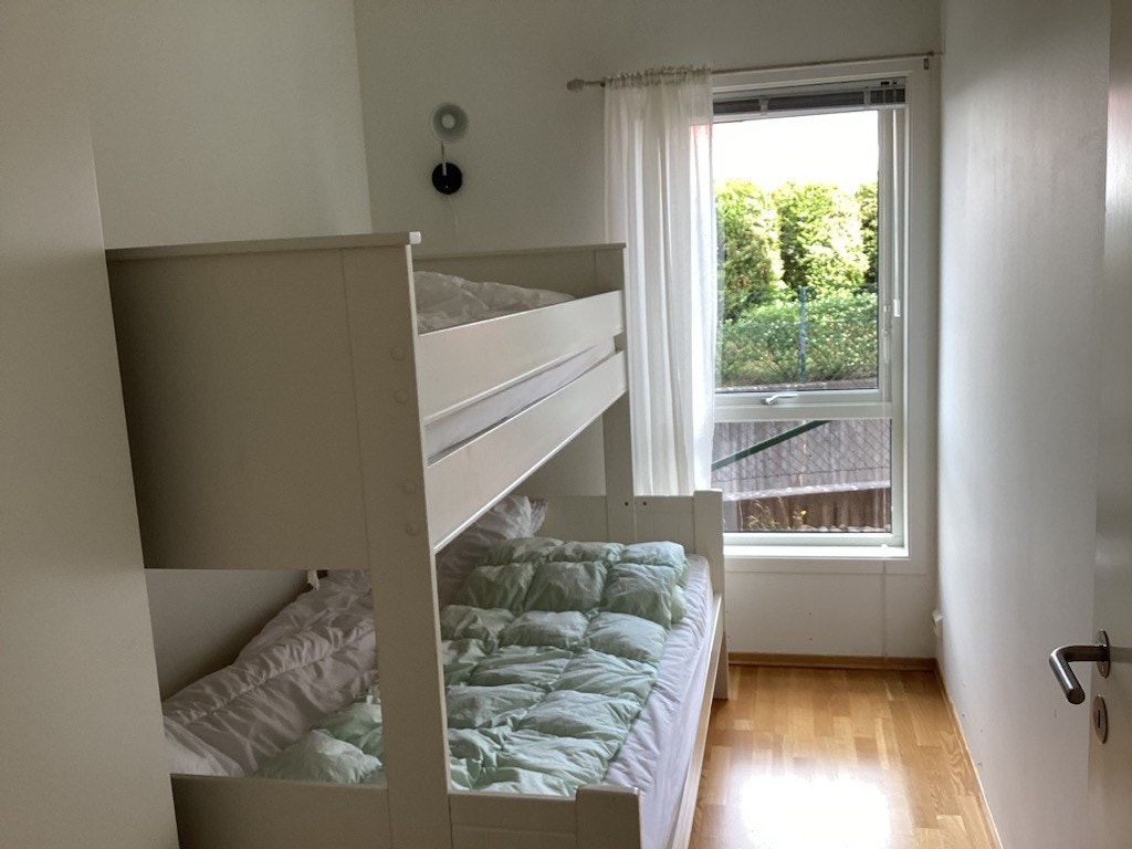 Soverom med familiekøye Galleribilde