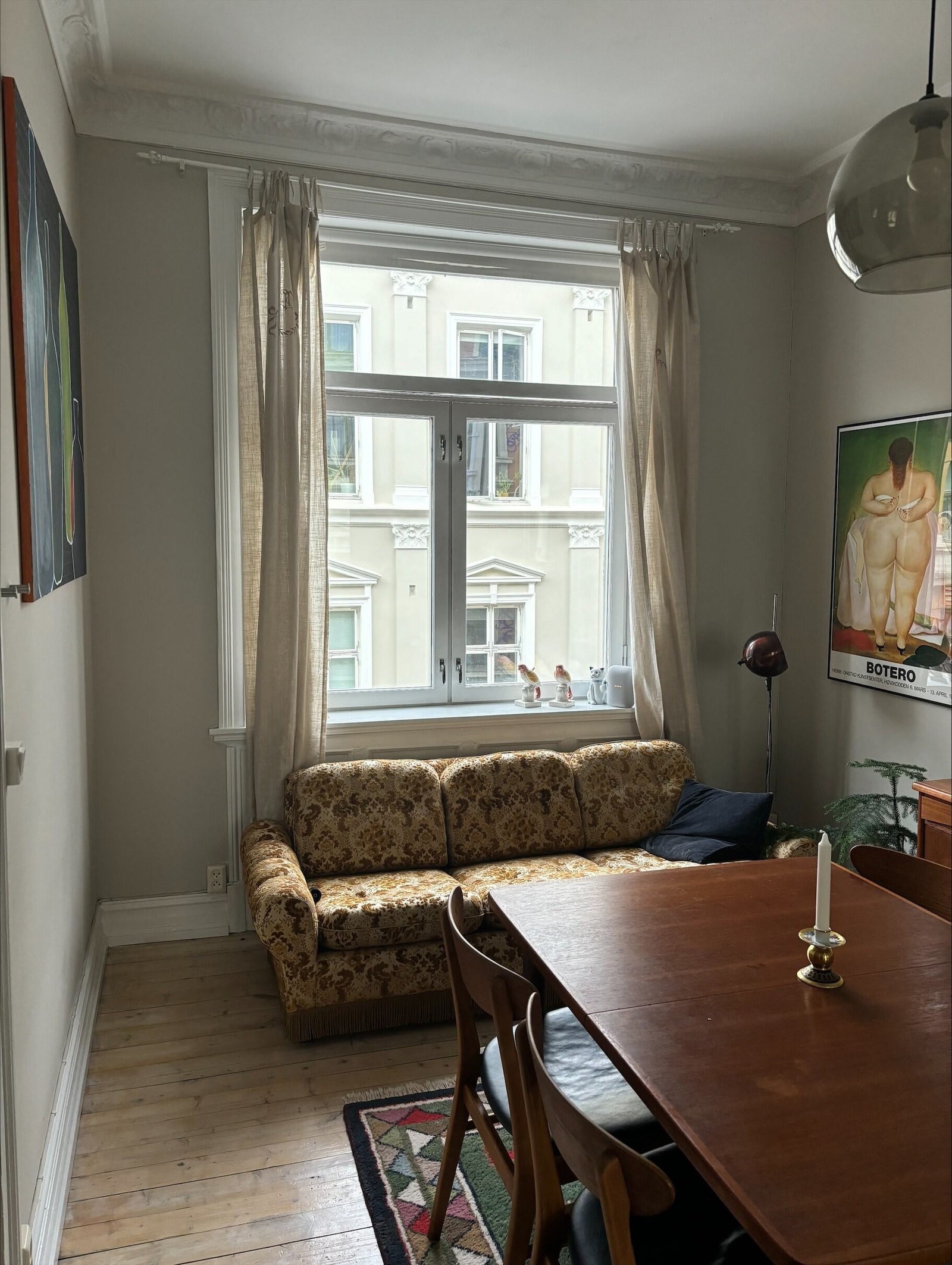 Soverom 1 / spisestua har store vinduer og høyt tak med stukkatur og rosett. Galleribilde