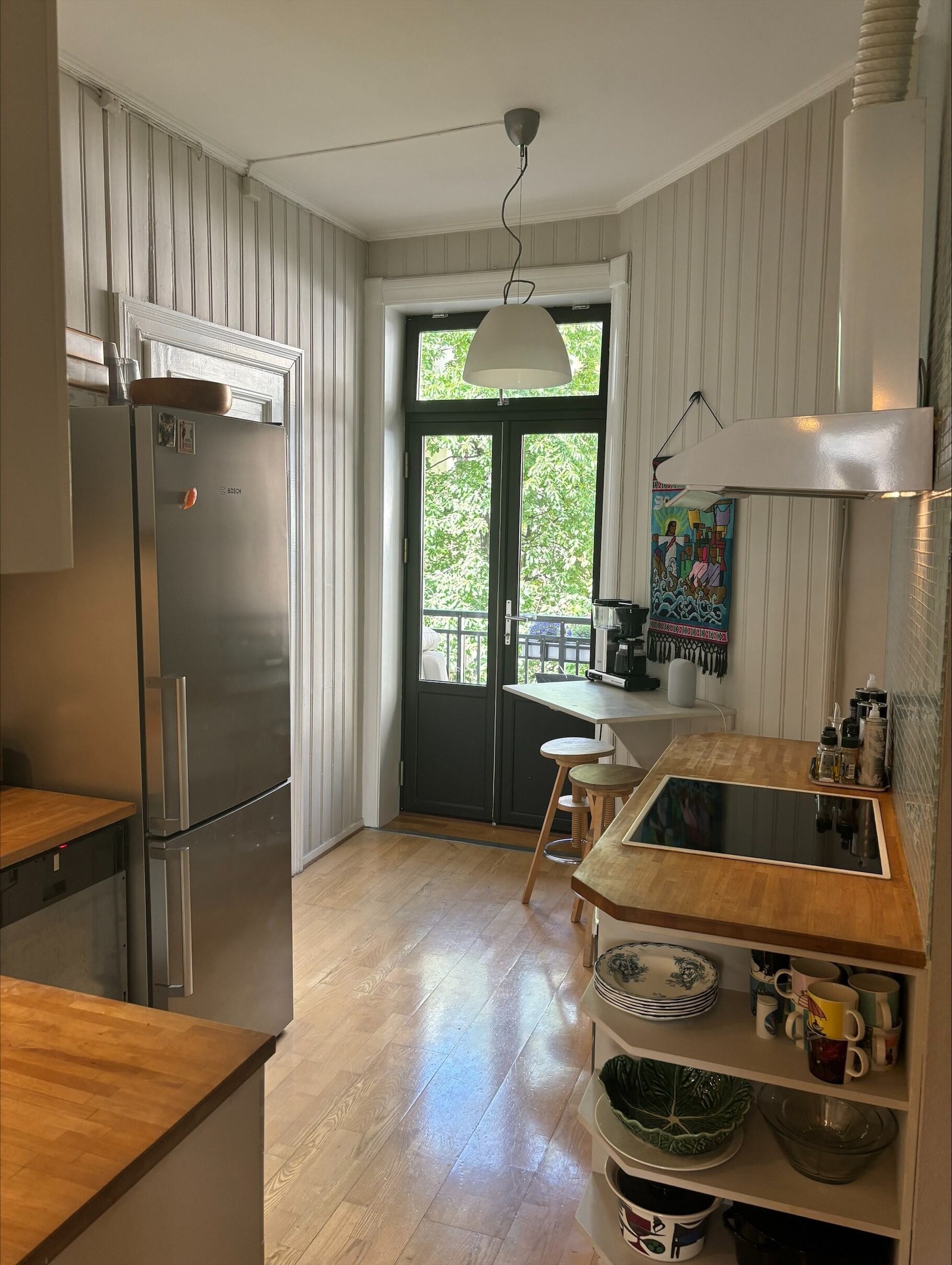 Lyst kjøkken med utgang til balkongen. Galleribilde