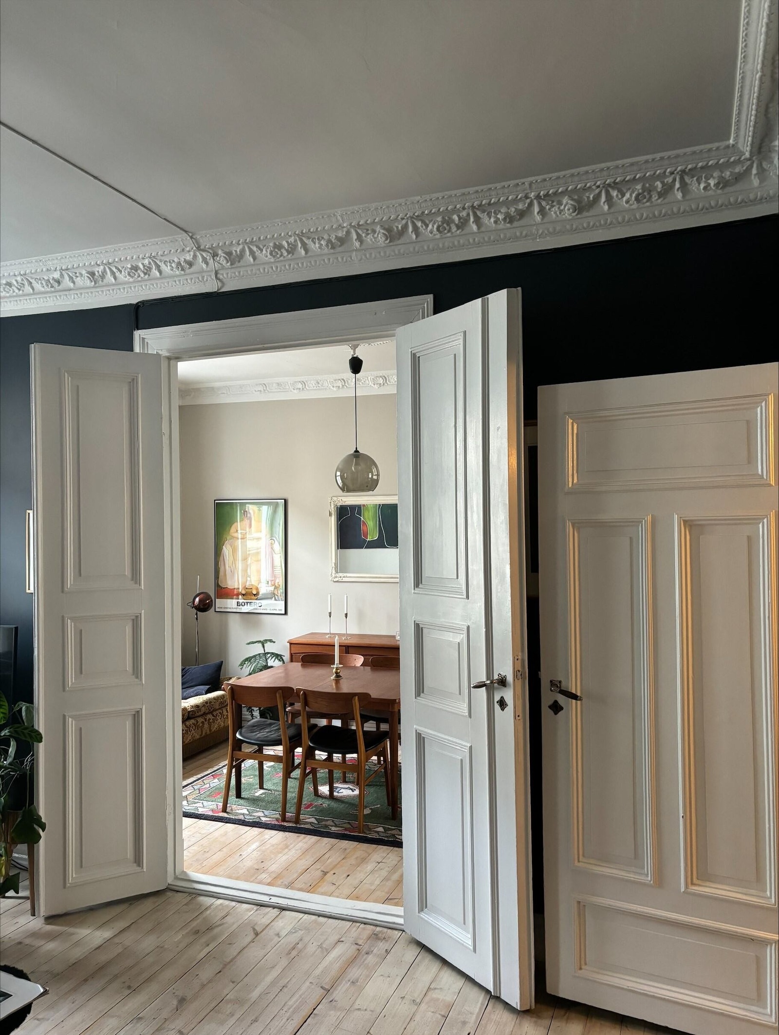Klassiske dobbeldører mellom stua og spisestua / soverom 1. Galleribilde