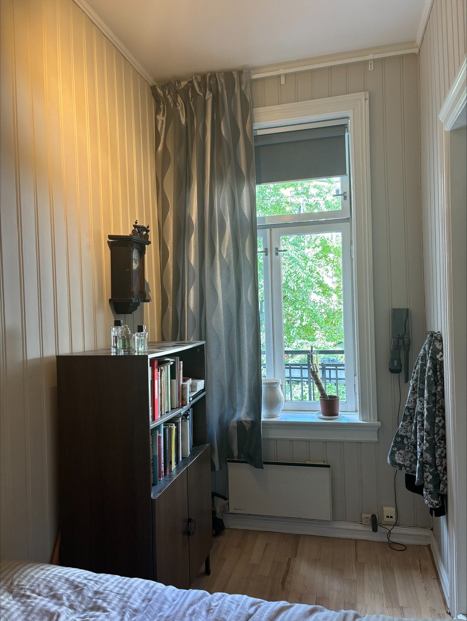 Soverom 2 vender ut mot den rolige bakgården. Galleribilde