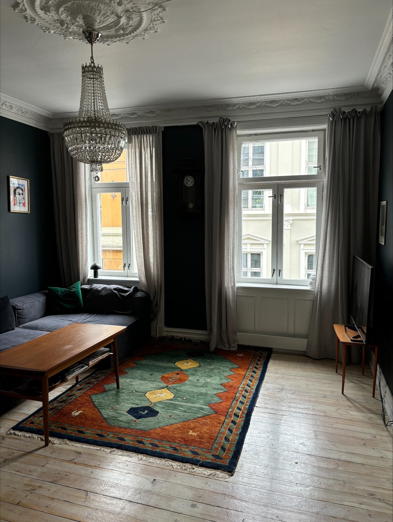 Stor og romslig stue med 3 m takhøyde Galleribilde