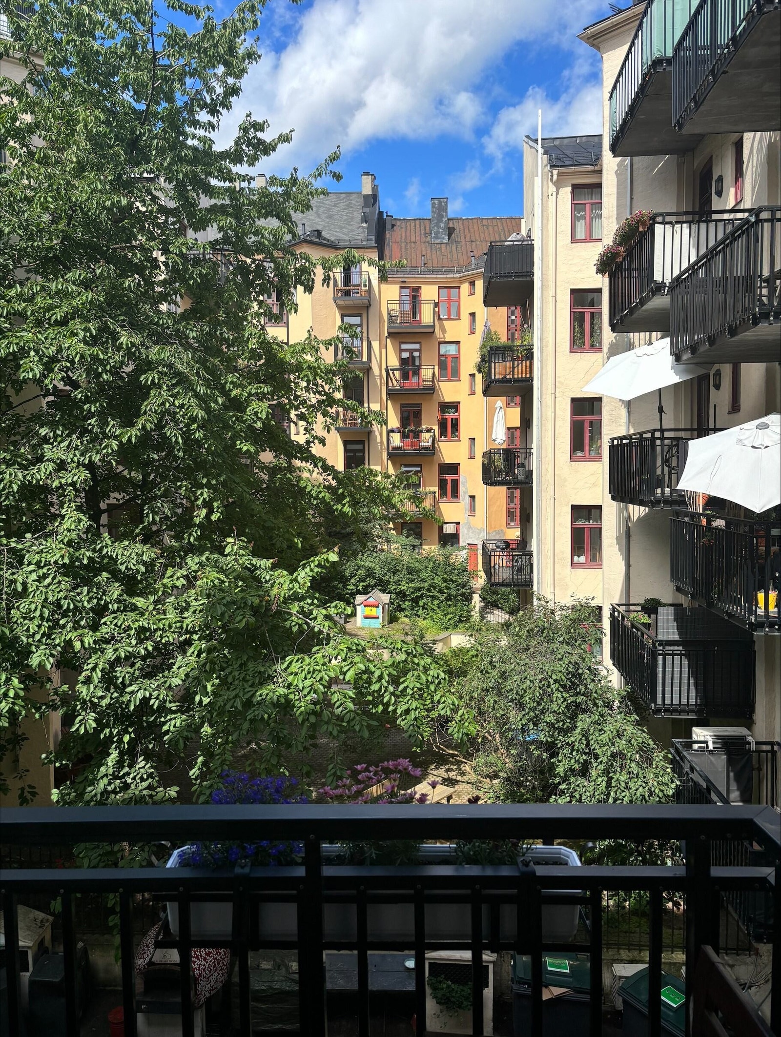 Kjøkken og soverom 2 vender ut mot bakgården. Galleribilde