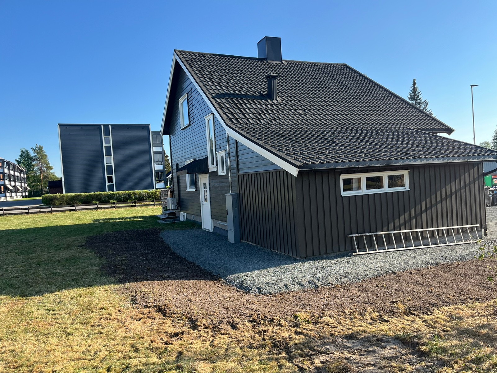 Sti rundt til egen inngang til kjellerleiligheten Galleribilde