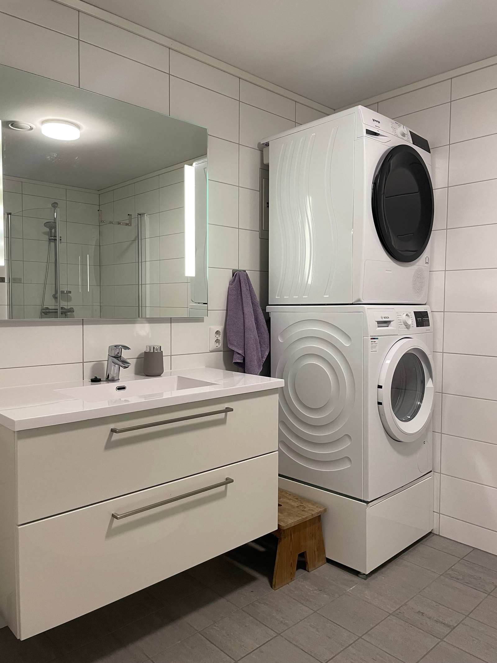 Stort bad med vask/ tørk. Vaskemiddel i skuffen. Galleribilde