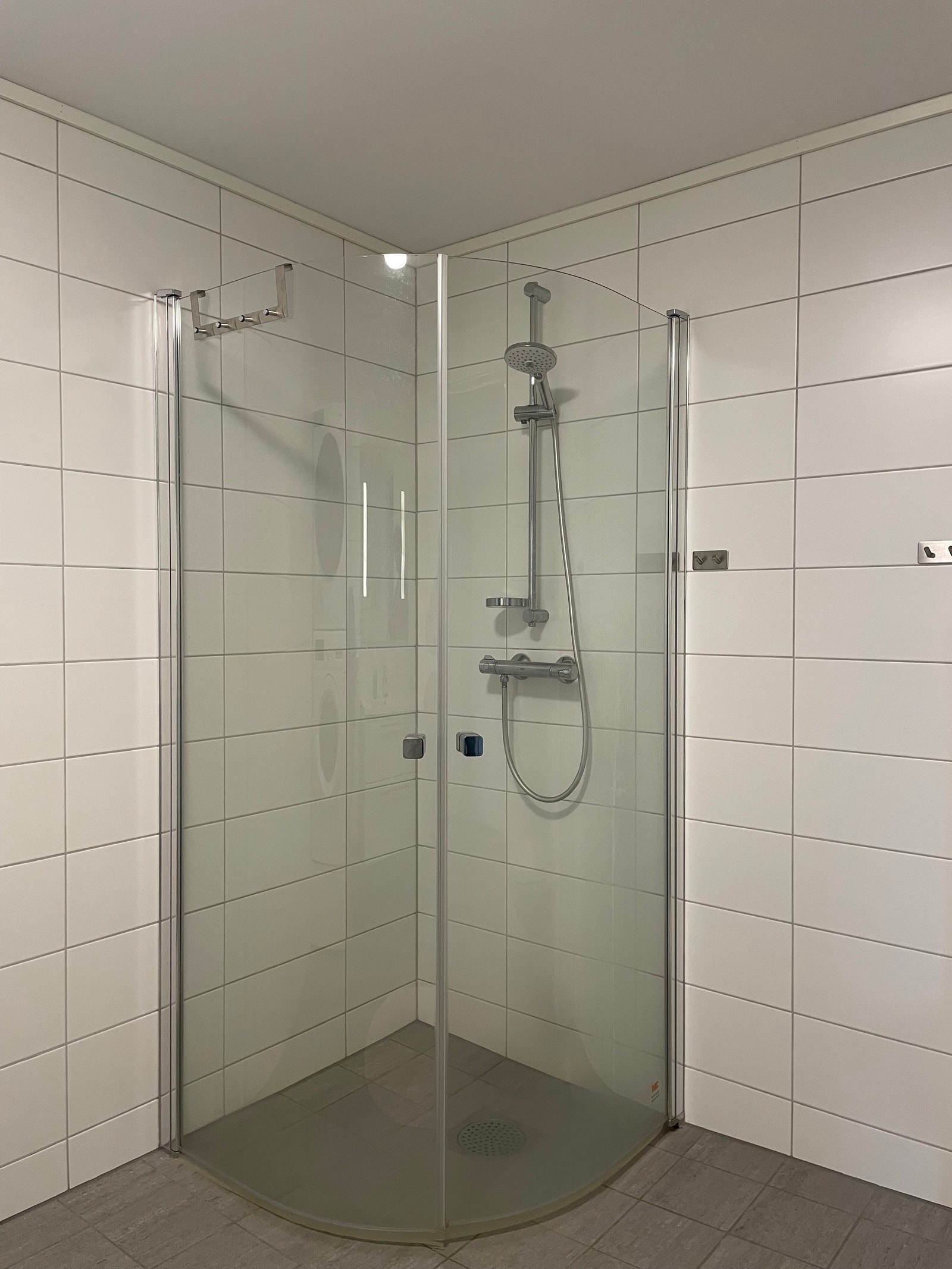 Dusj med dører som kan svinges helt til siden Galleribilde