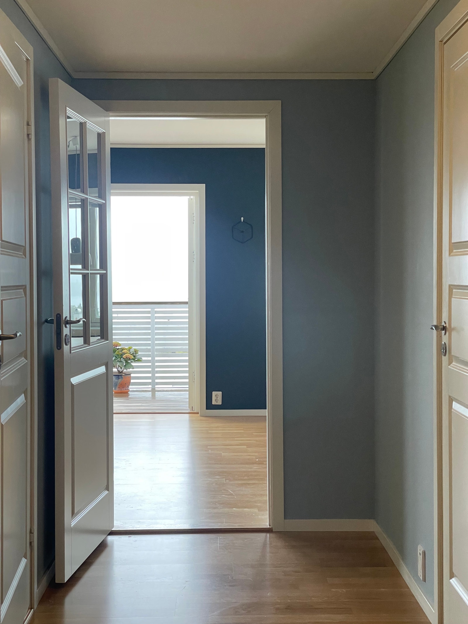Gangen går i en L- form inn til stuen, dette gjør at leiligheten føles veldig privat. Galleribilde