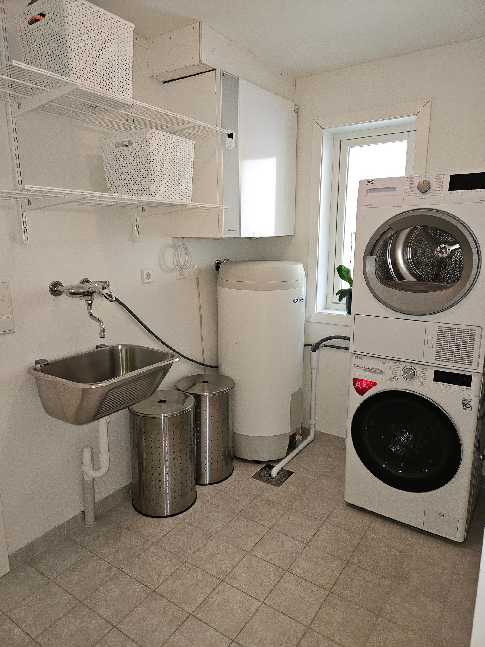 Vaskerom med utgang til garasje. Galleribilde