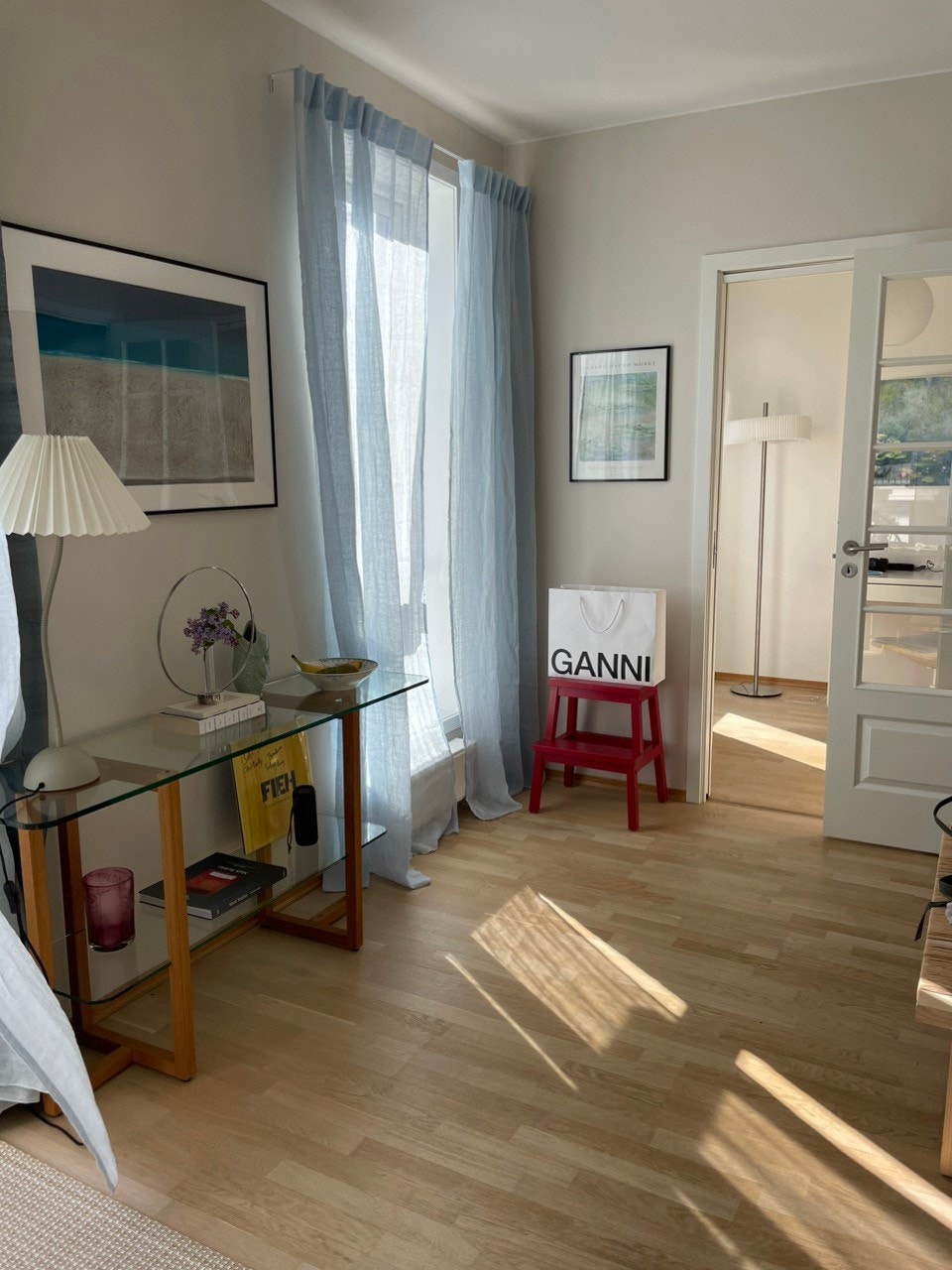 Rommet som leies ut er det man ser inn gjennom døren på bildet Galleribilde