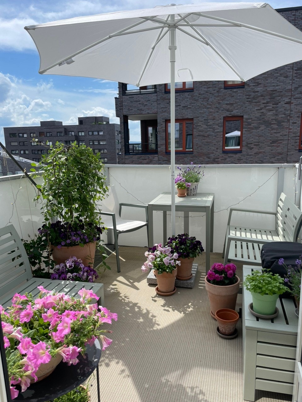 Sol hele dagen - Nydelig balkong med spiseplass, lounge og grill Galleribilde