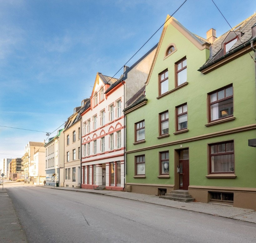 Leiligheten befinner seg i øverste etasje i det grønne bygget Galleribilde