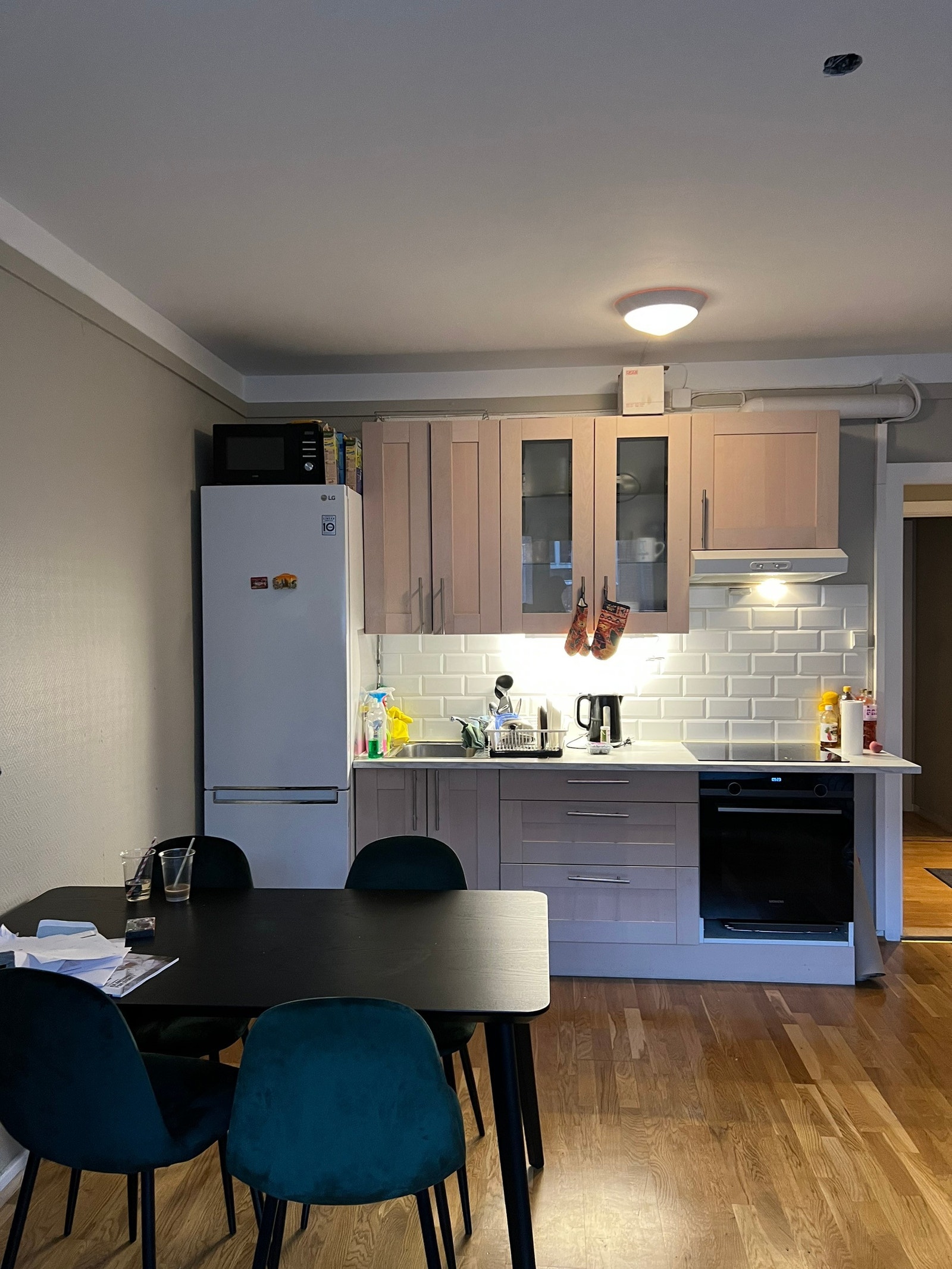 Spisebord og kjøkken Galleribilde