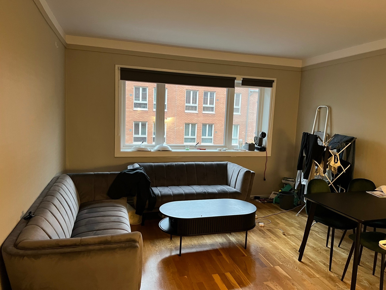 Stue - Romslig sofa - to soner - spisebord Galleribilde