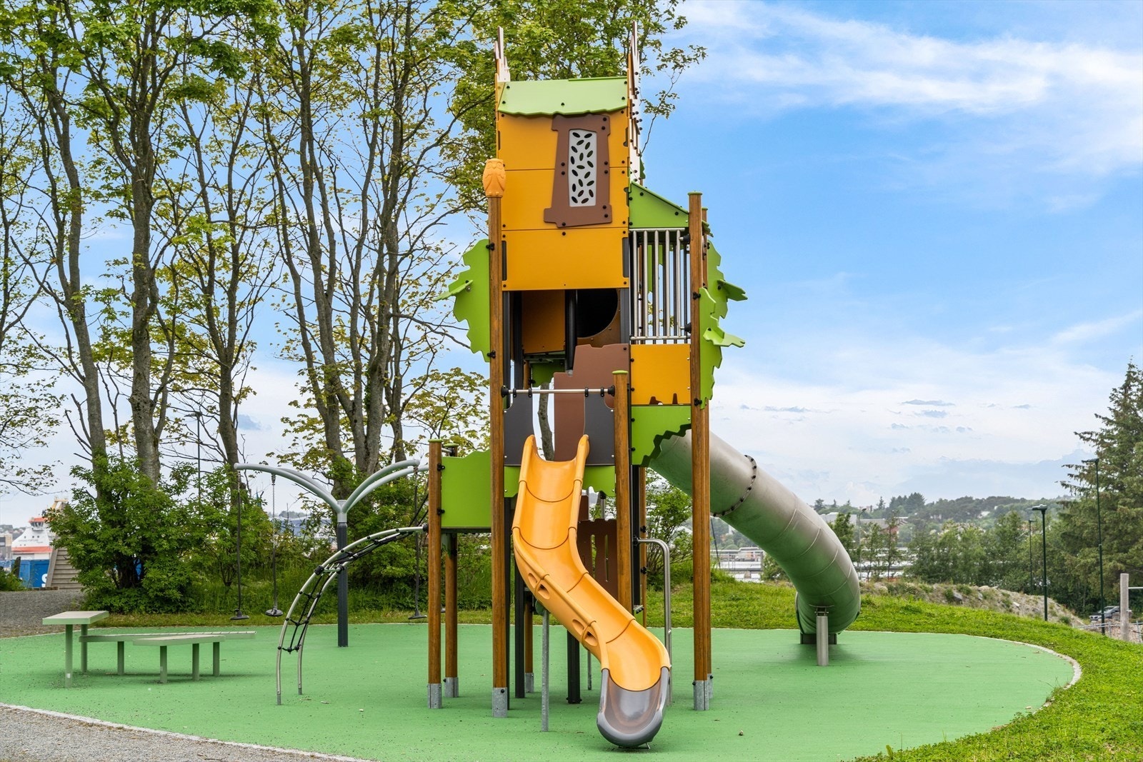 Large play area near apartment Galleribilde
