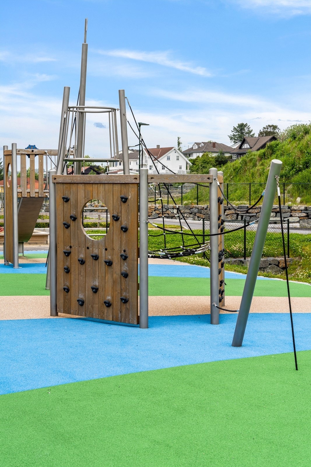 Large play area near apartment Galleribilde