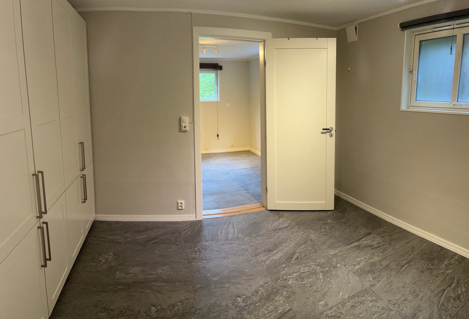 Sov m/200cm garderobe og vindu Galleribilde