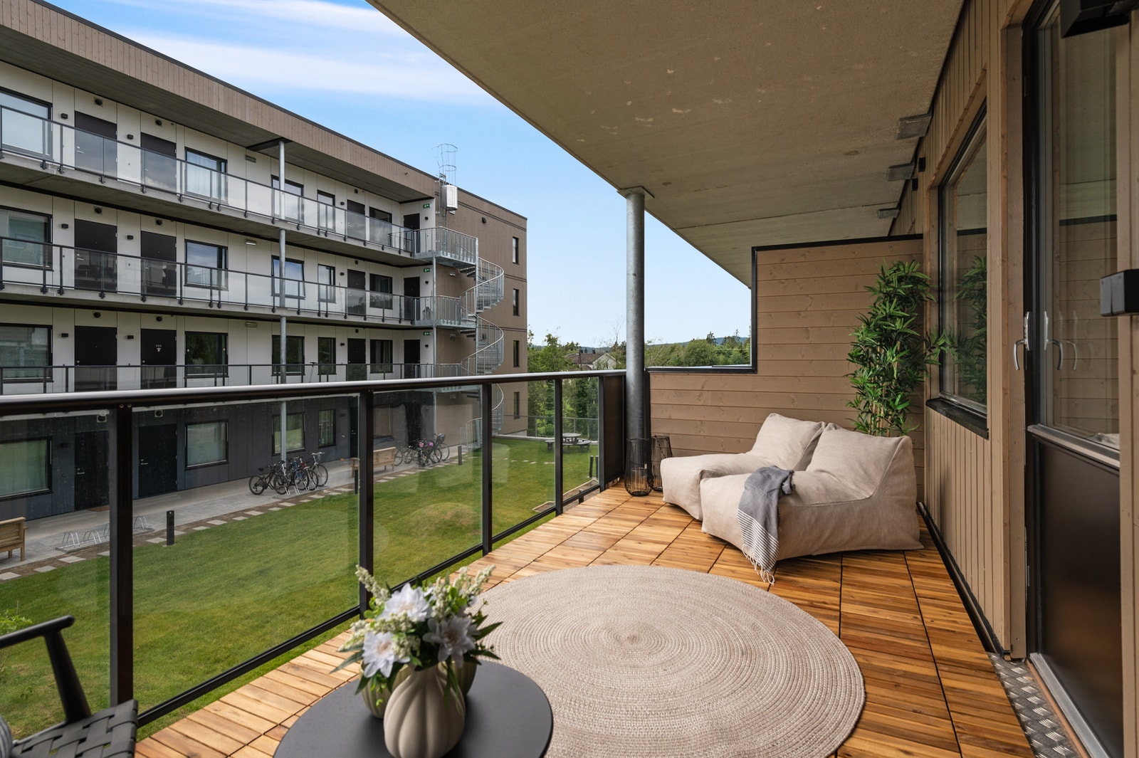 Balkongen på 12 kvm er en super forlengelse av stuen i sommermånedene! Galleribilde