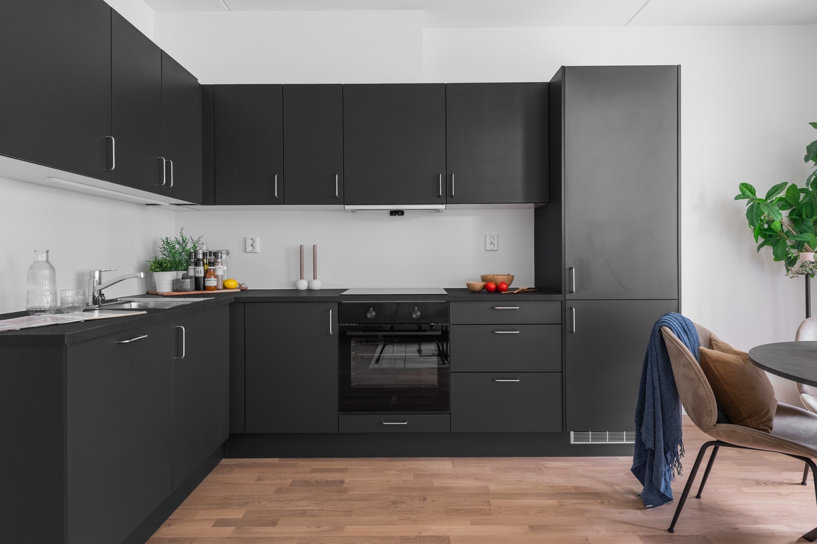 Tidsriktig og moderne kjøkken med integrerte hvitevarer. Galleribilde