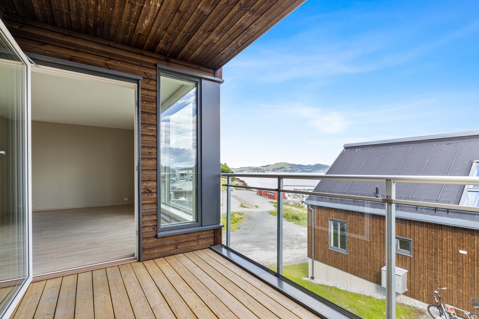 Takoverbygd altan med utgang fra stue. Galleribilde