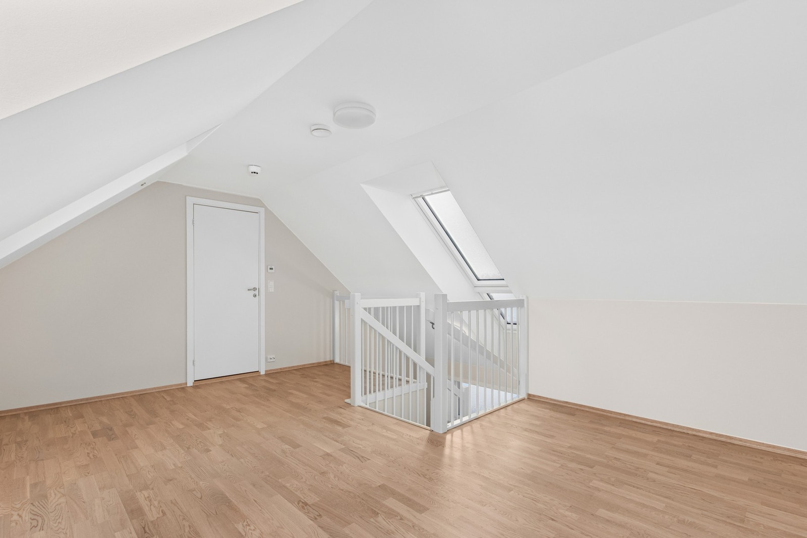 Loftstue. Galleribilde