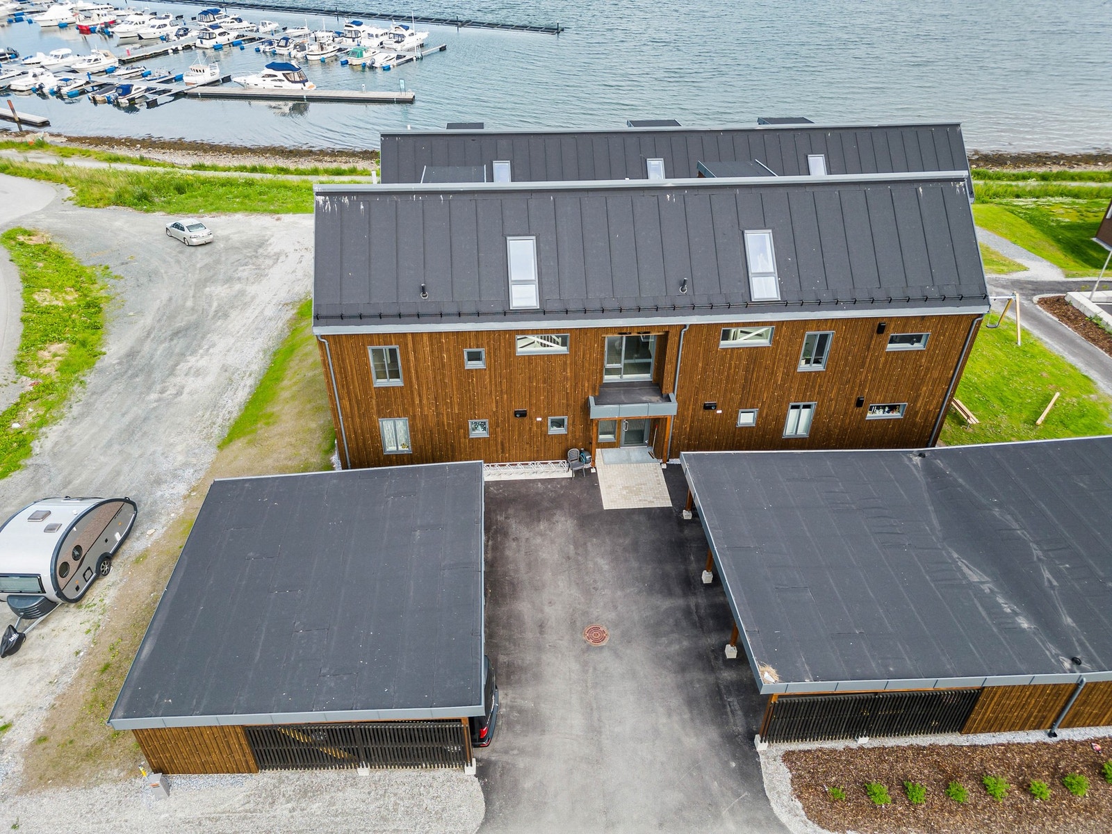 Carport og sportsbod til hver enkelt leilighet. Småbåthavn like ved. Galleribilde