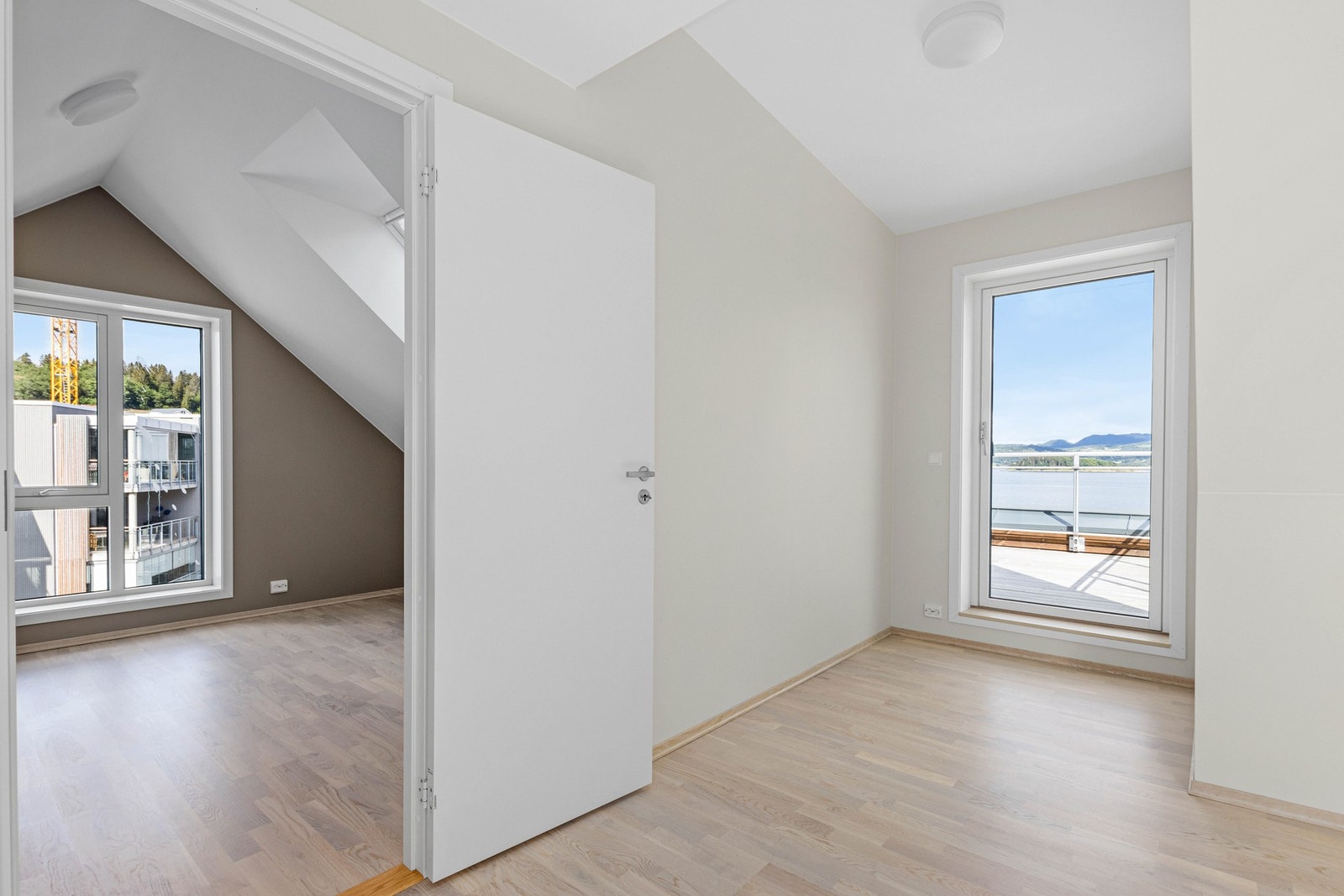 Loftstue med utgang til takterrasse. Galleribilde