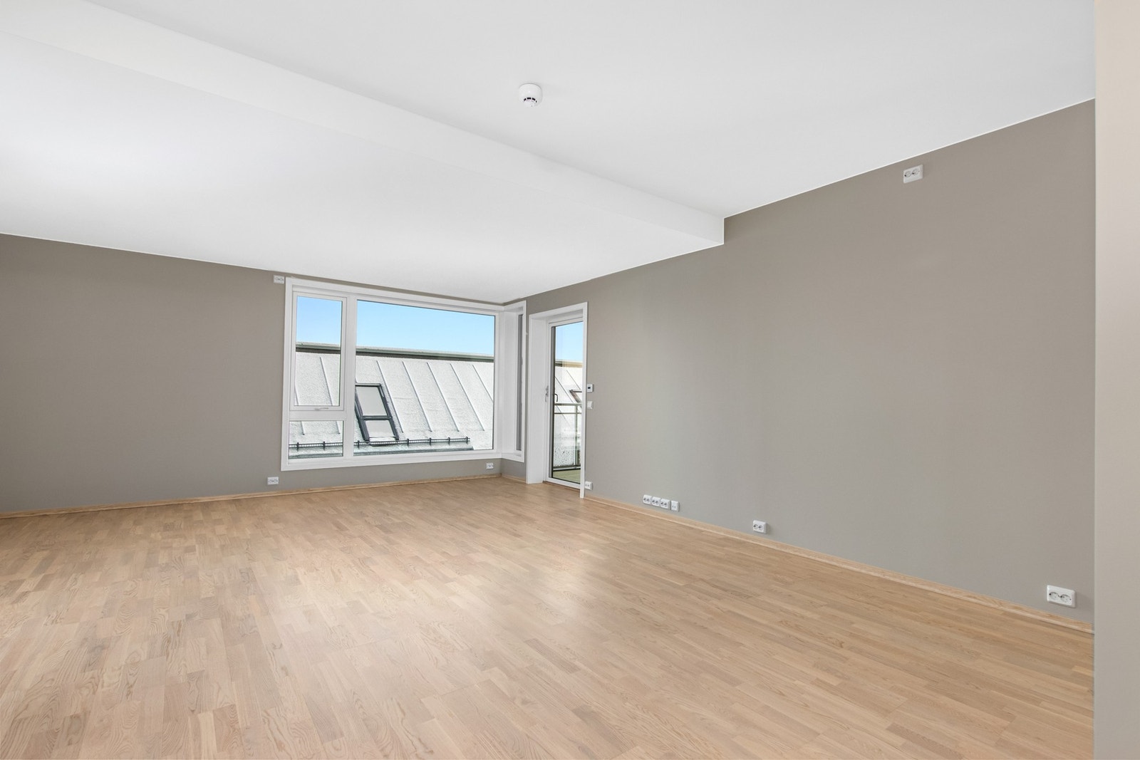 Stue med utgang til takoverbygd terrasse. Galleribilde