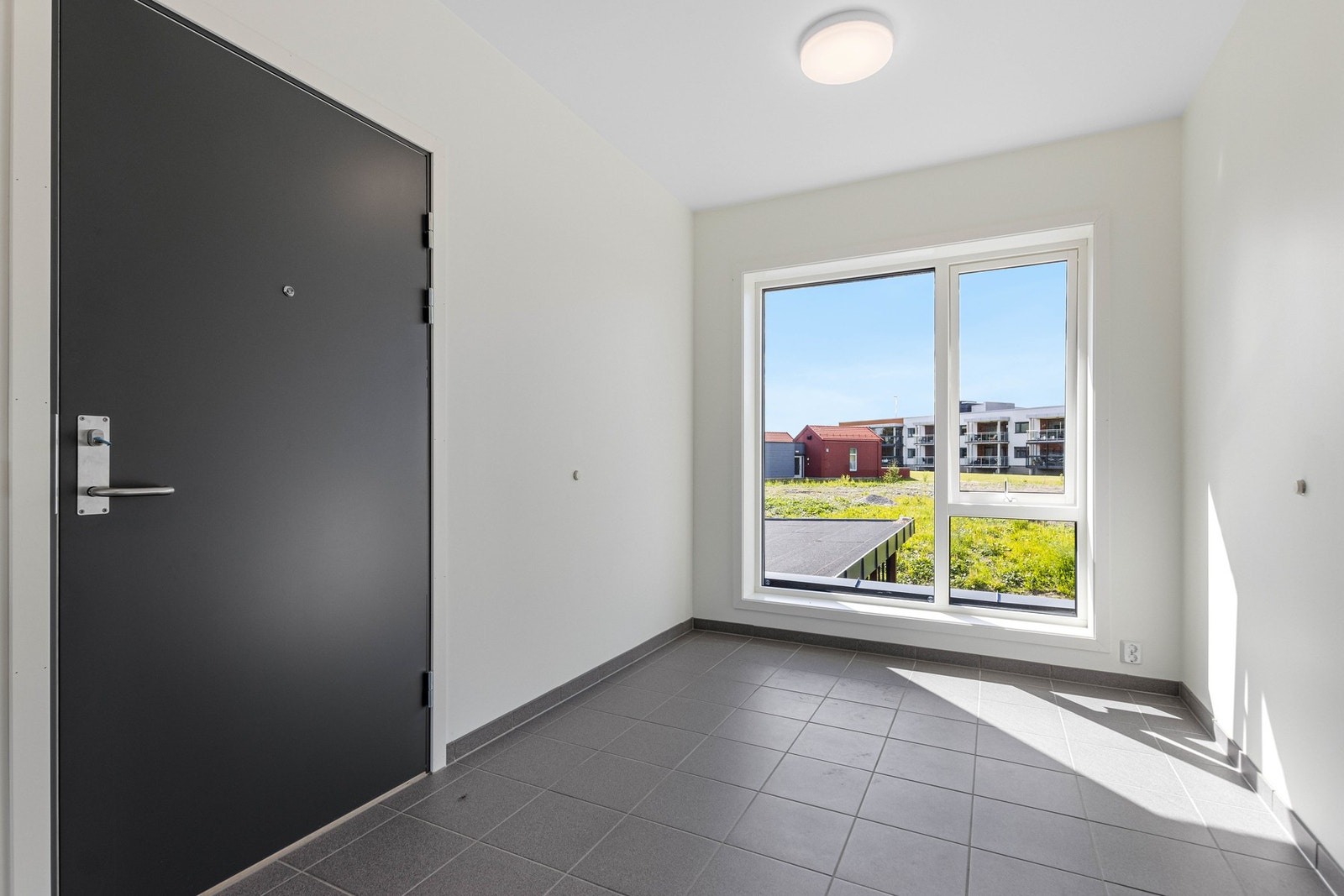 Gang ved inngangsparti. Galleribilde