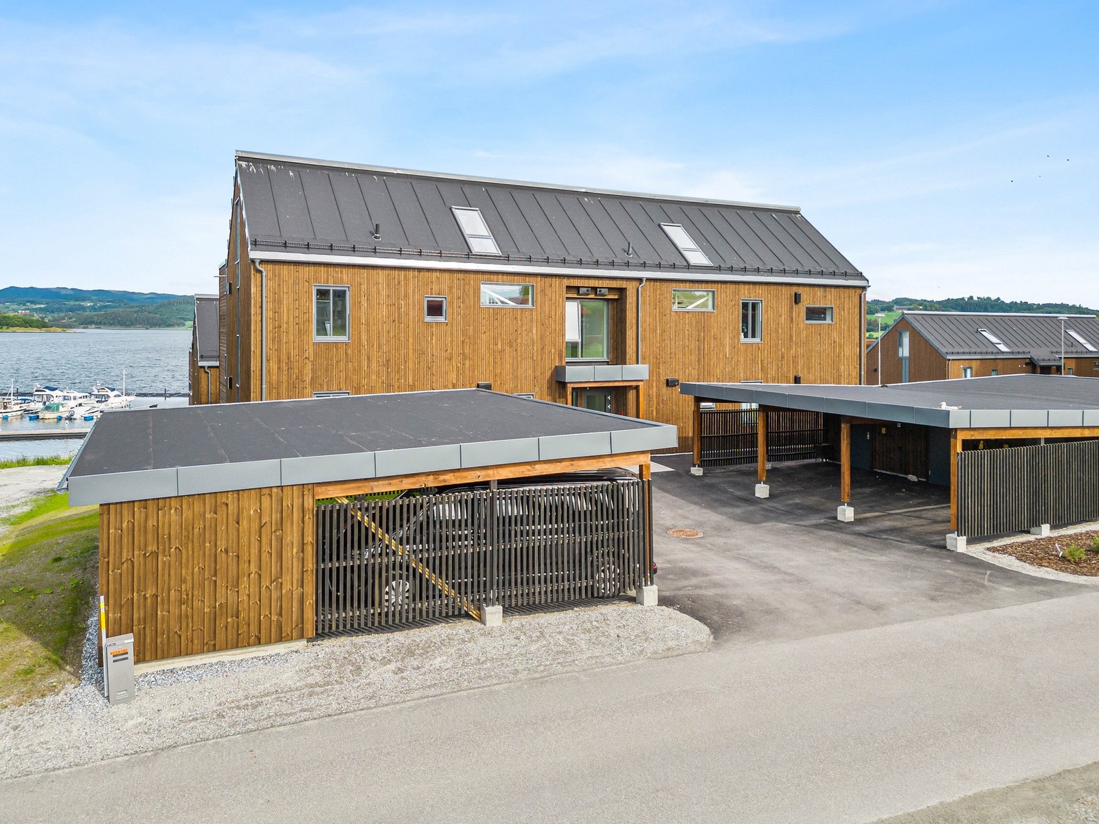 Carporter på hver enkelt leilighet. Like ved sjøen og kort gangavstand til butikk. Galleribilde