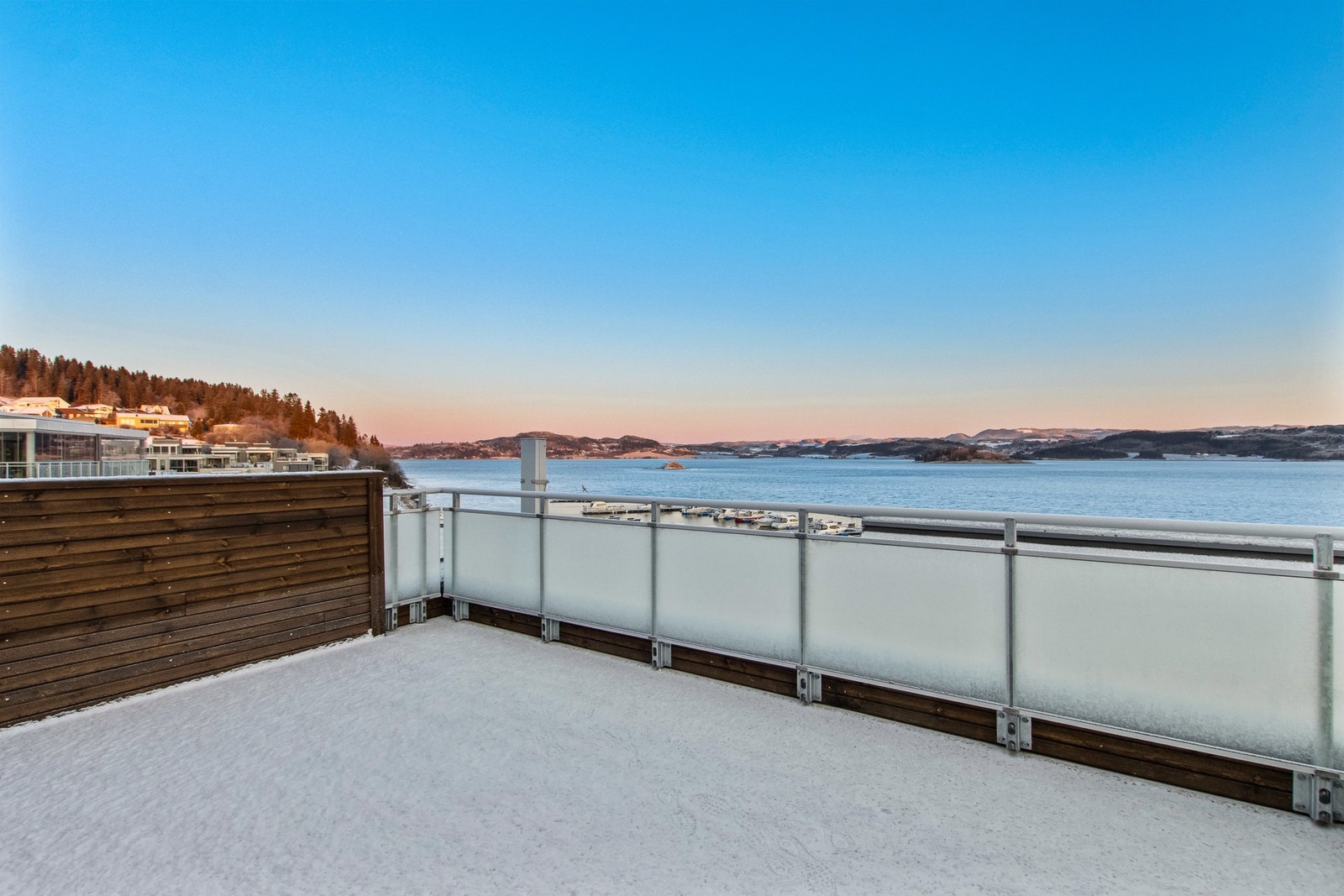 Nydelig utsikt fra takterrassen på leiligheten som er usolgt ! Galleribilde