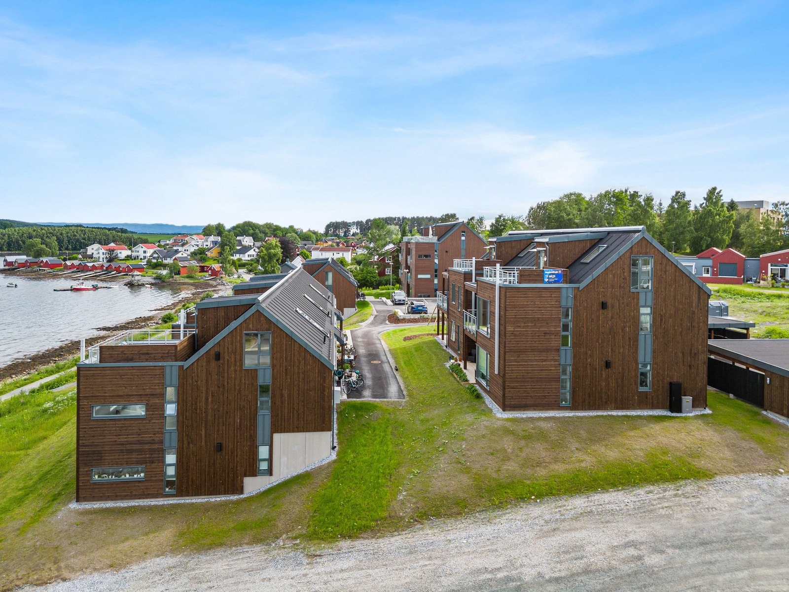 Flott sjøutsikt fra takterrasse. Det er kort gangavstand både til butikk og til småbåthavn. Galleribilde