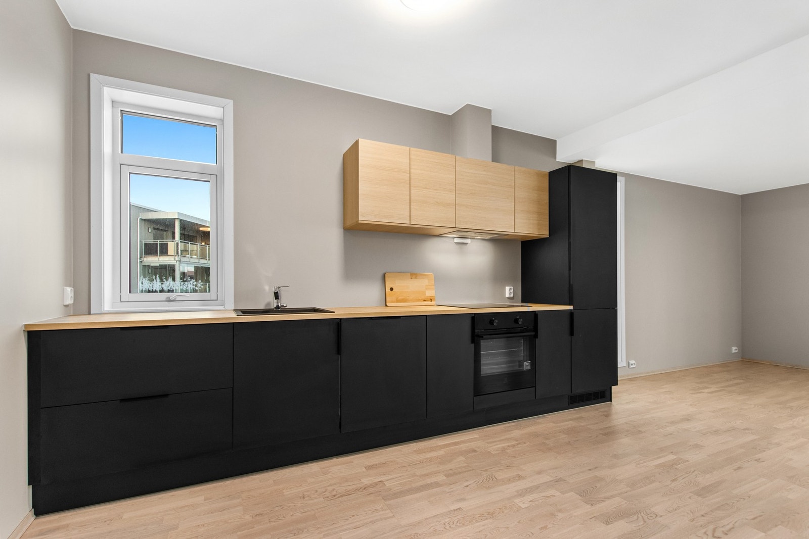 Pent kjøkken med alle hvitevarer innbygd. Galleribilde