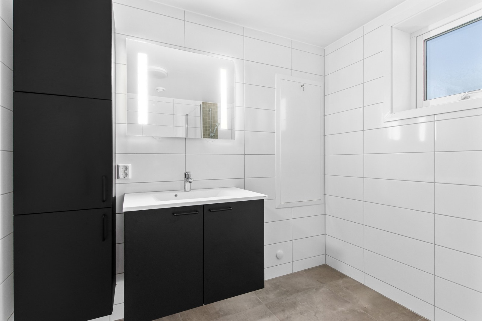 Romslig baderomsinnredning. Galleribilde