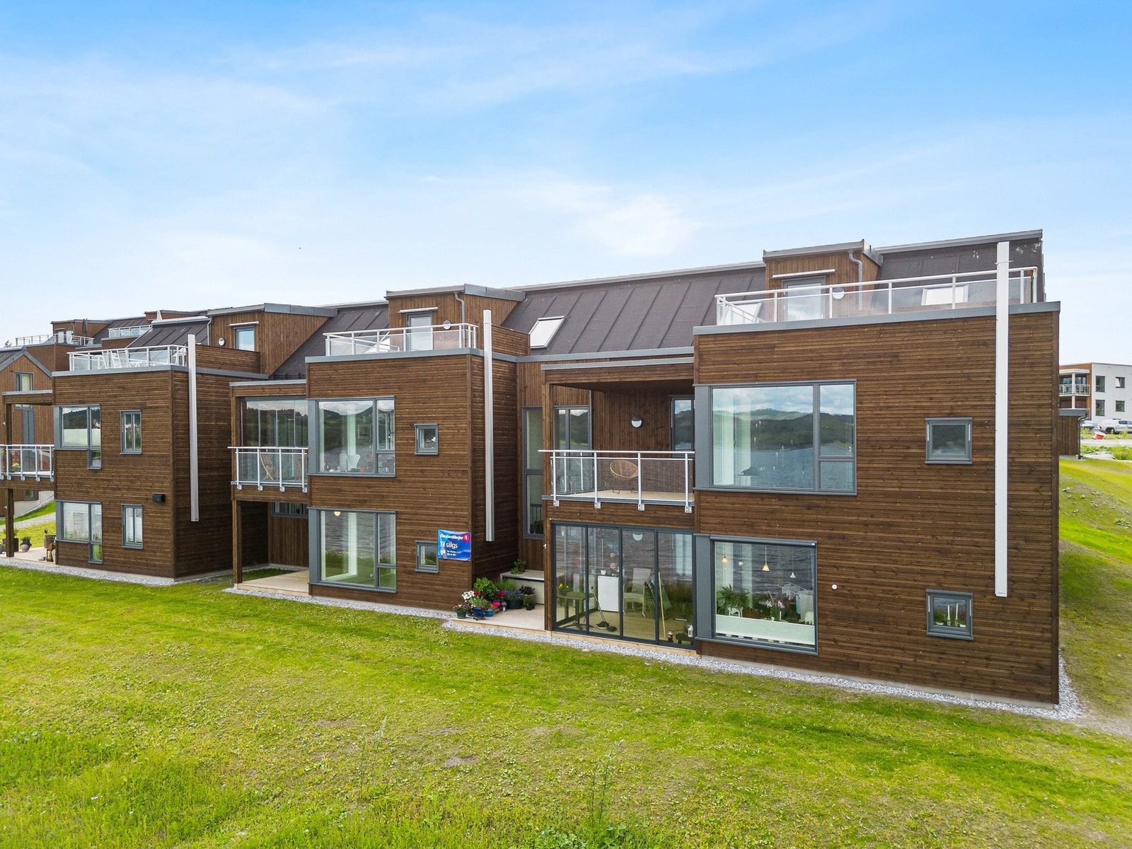 Meget god beliggenhet. I midten i av bygget nærmest sjøen ! Galleribilde