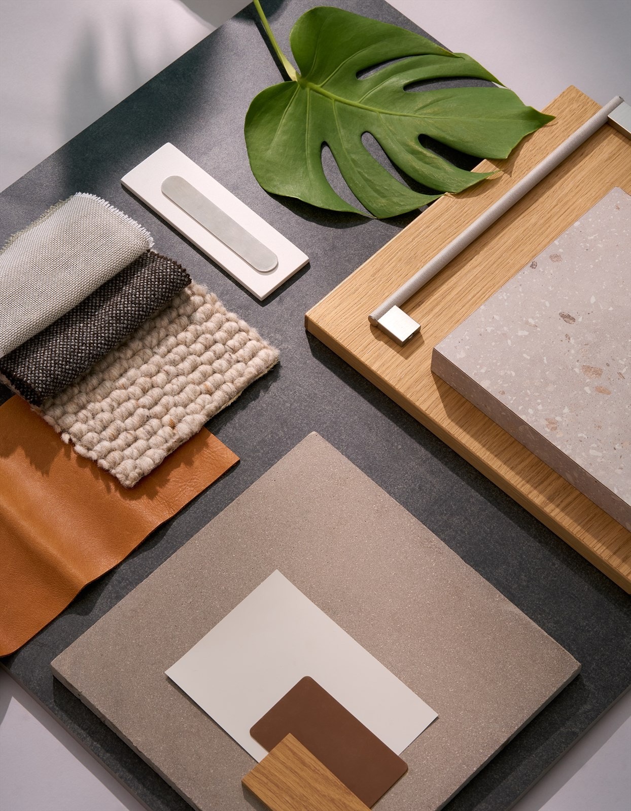 Alternativ 2 "Urbane kontraster" - et spennende konsept med storby-vibber. Denne paletten er noe utenom det vanlige, med sine ærlige, eksklusive materialer som fremhever hverandres egenskaper. Et stilig interiørkonsept for de som ønsker et særegent preg. Galleribilde