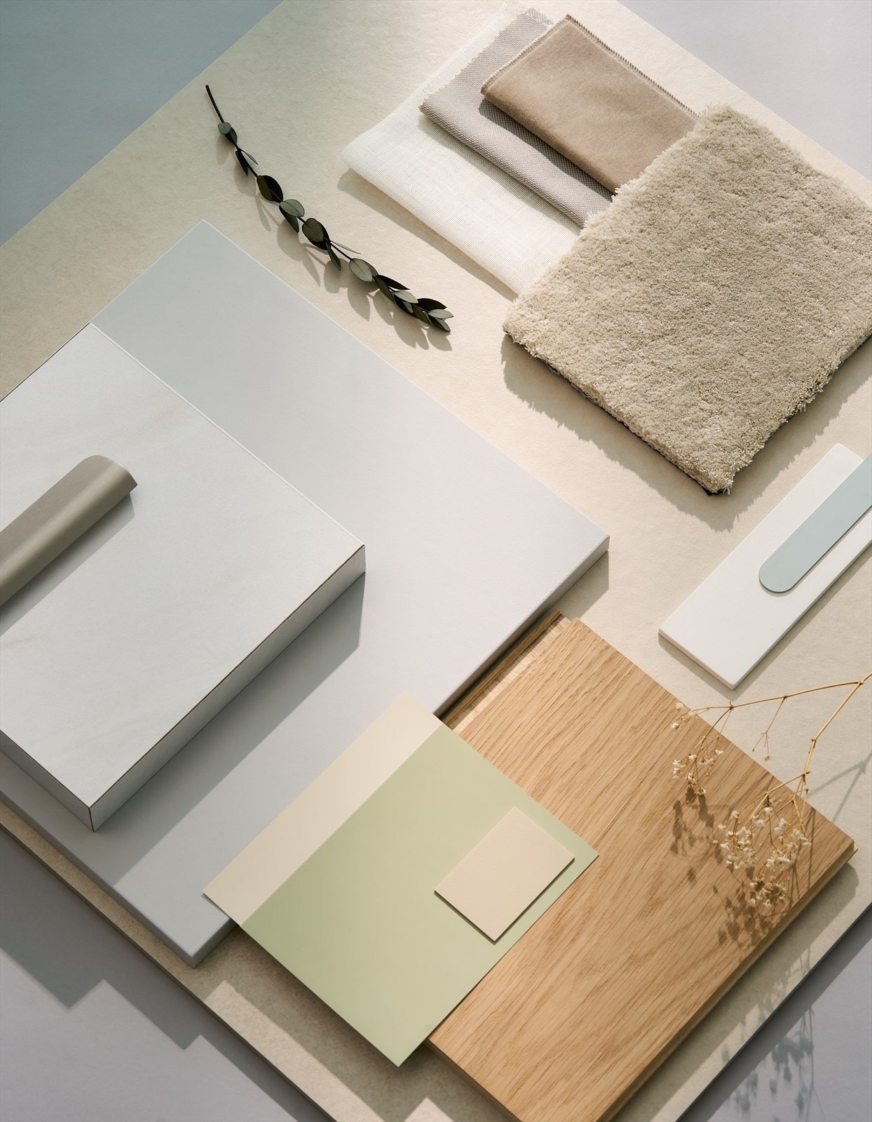 Lux Tetra gir deg valget mellom tre interiørkonsepter, uten tillegg i prisen. Alternativ 1 "Tidløs ro" - en varm palett i rolige, delikate farger. Denne palettens gode materialer og farger danner grunnlaget for hjem som vil vare over tid. Galleribilde