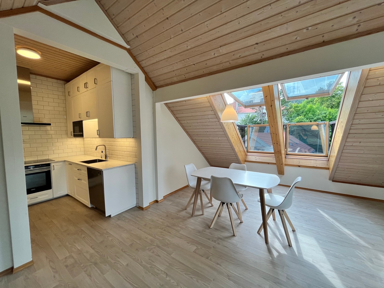 2 romslige takaltan vinduer Galleribilde