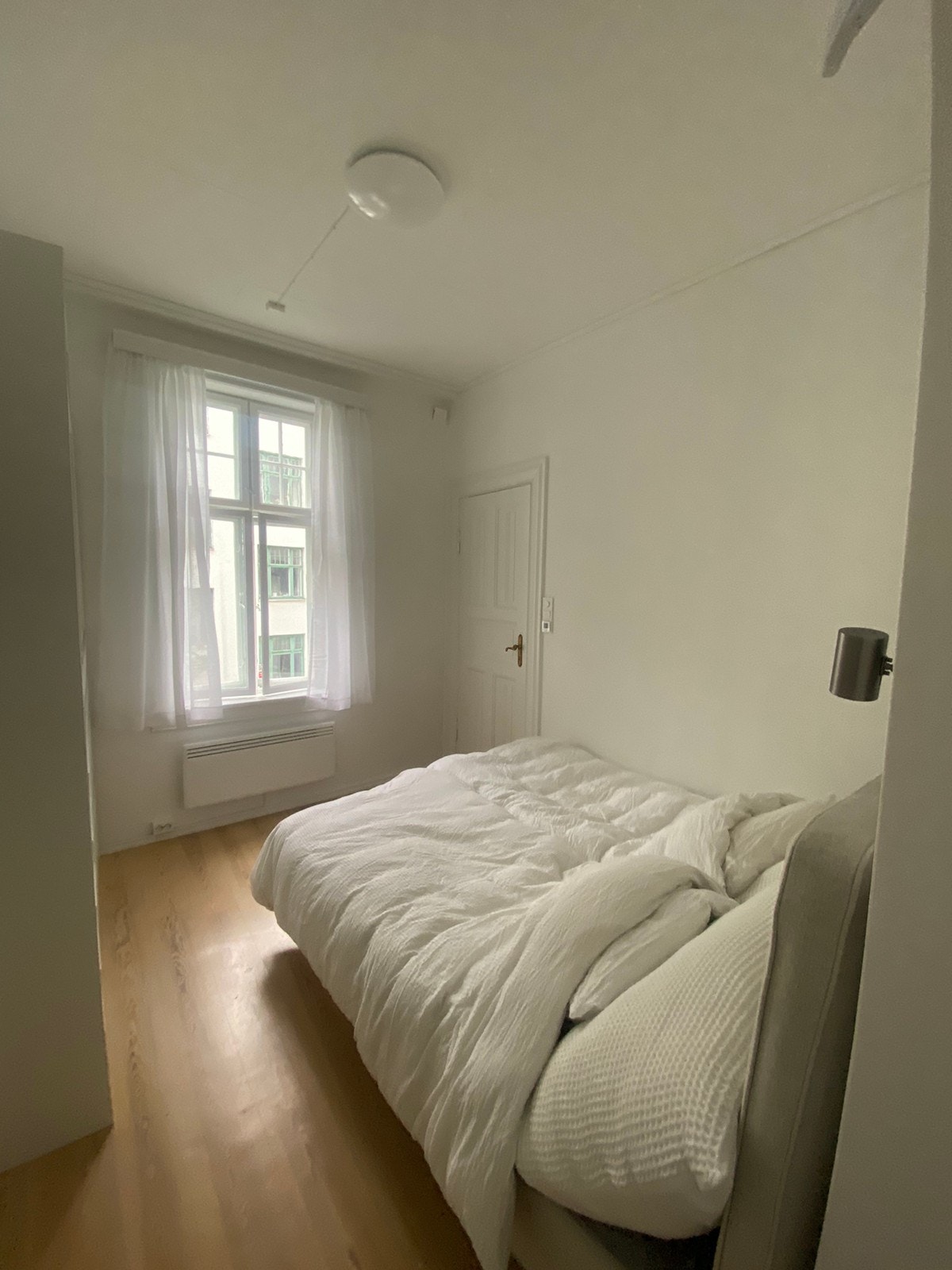 Soverommet har en dobbeltseng på 160x200cm og god skapplass Galleribilde