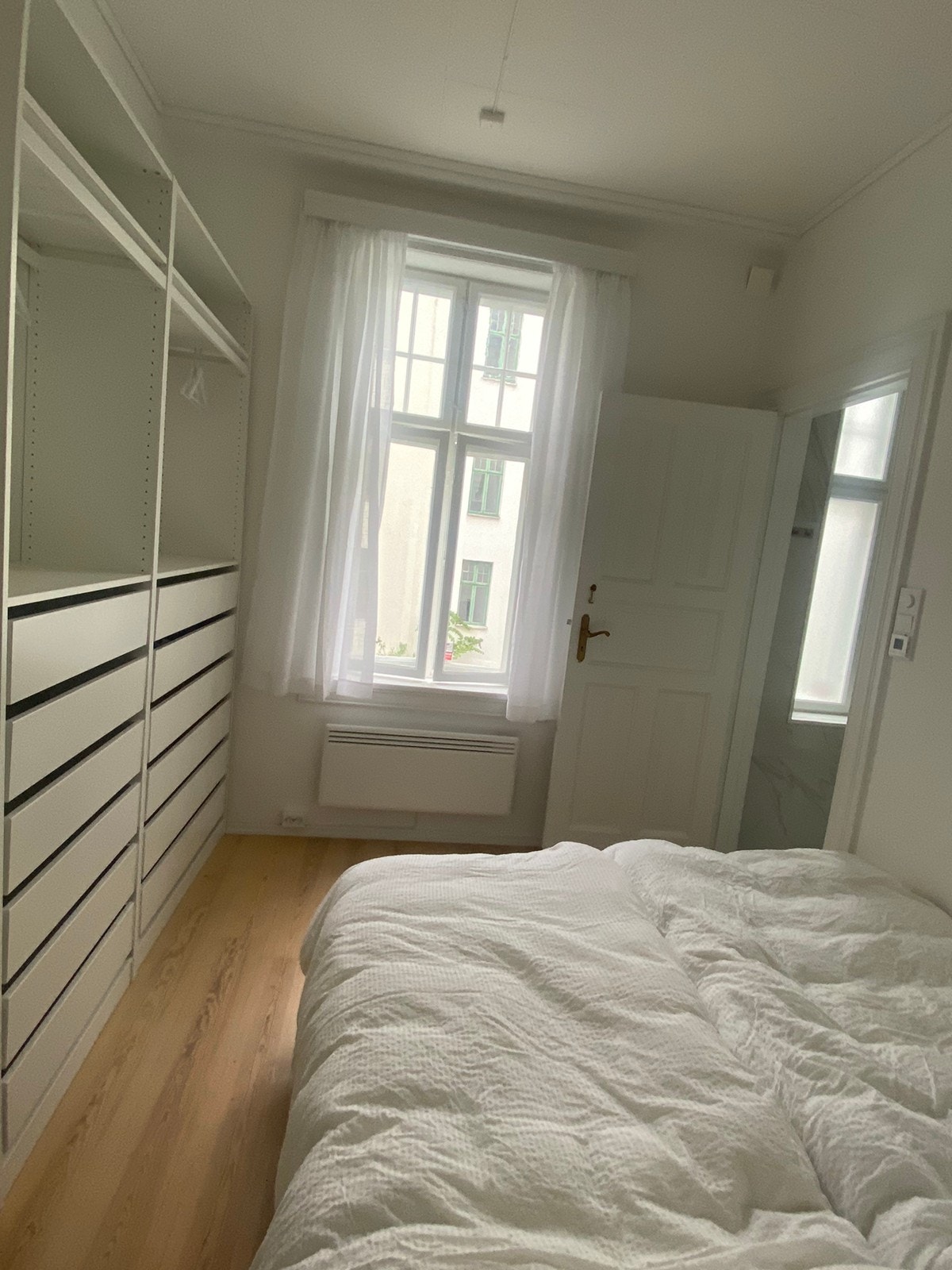 Fra soverommet ser man ut mot hyggelig bakgård uten følelse av gjenboere. Man har også god skapplass Galleribilde