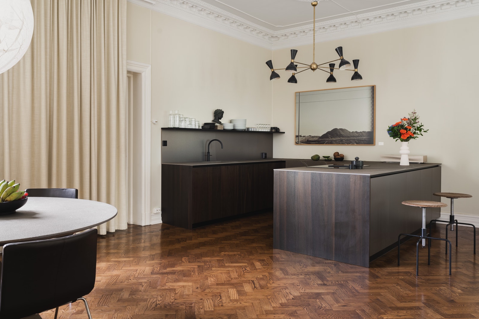 Kjøkken | Spisebord i forkant Galleribilde