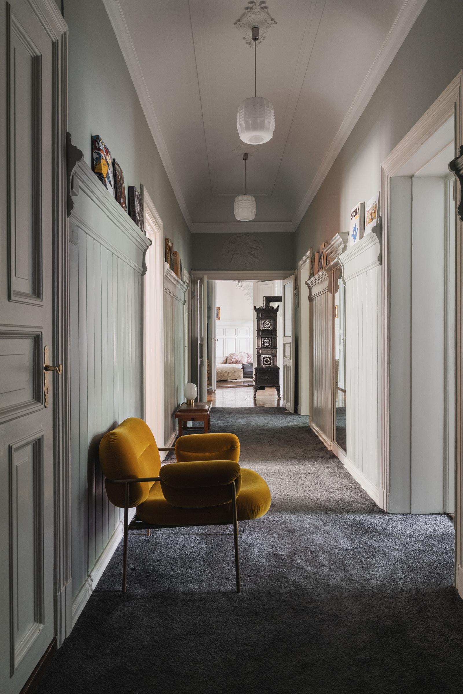 Gang | Soverom på begge sider | Teppelagt gulv | Hvelvet himling Galleribilde