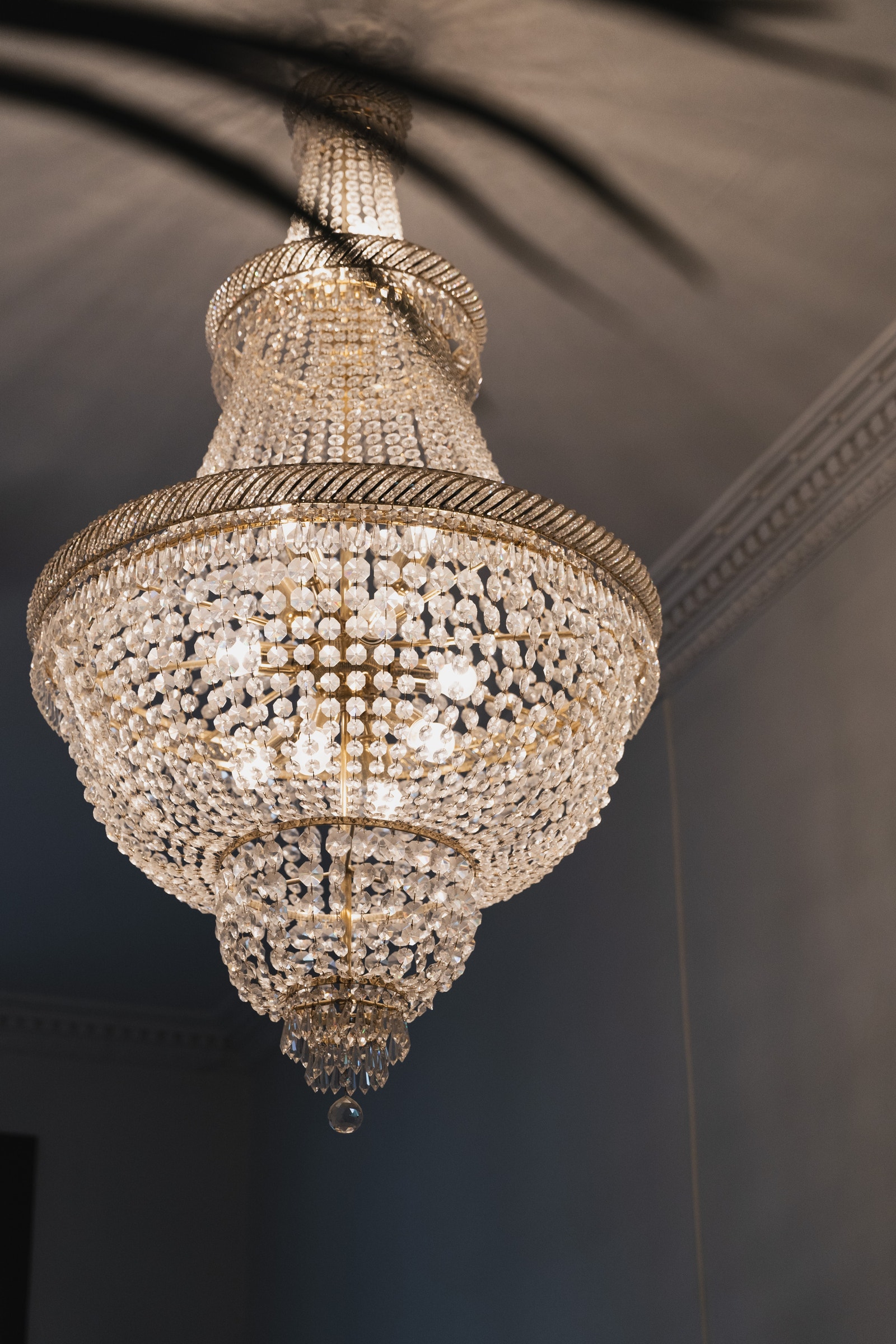 Mellomgang | Detalj lysekrone Galleribilde