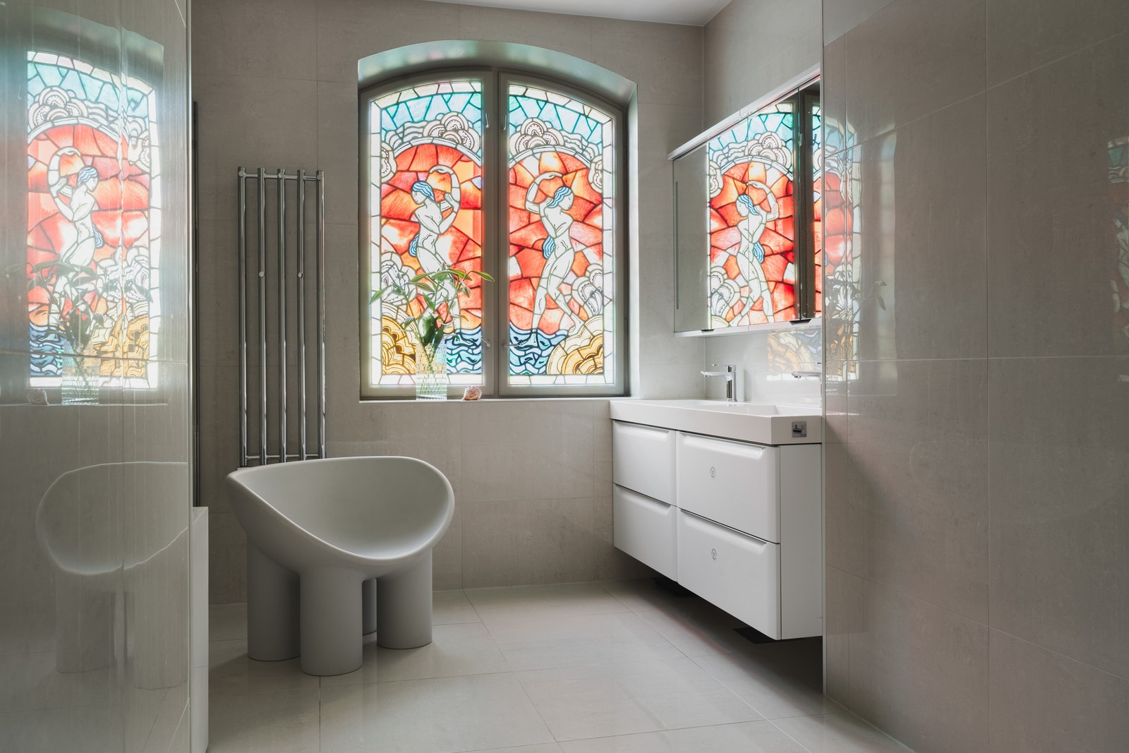 Bad 1 | Originalt Glassmaleri fra 1022 | Dobbel Håndvask | Speilskap | Kommode Galleribilde