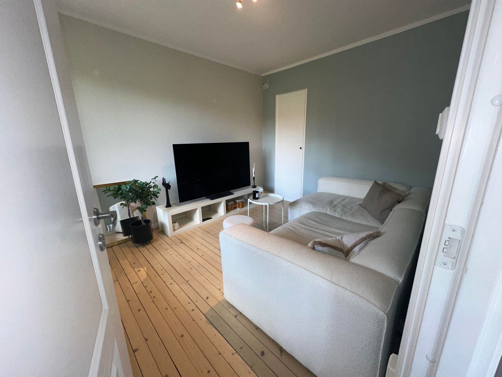 TV-stue / soverom 3 med praktisk innvendig bod / kott Galleribilde