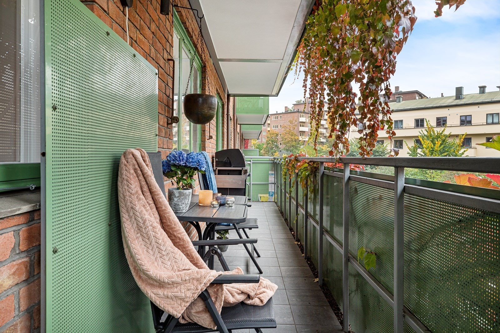 Balkongen er ca. 10 m lang og har plass til liten sittegruppe og grill Galleribilde